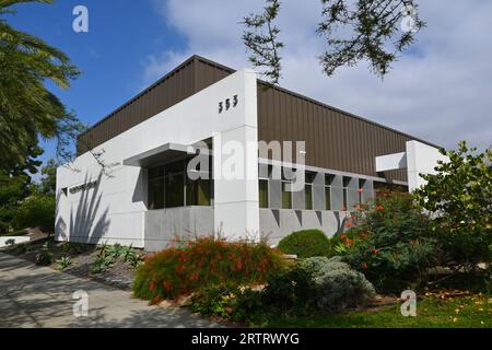 FULLERTON, CALIFORNIE - 13 SEPTEMBRE 2023 : la bibliothèque publique de Fullerton dans le centre civique. Banque D'Images