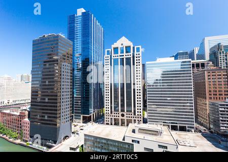 Une vue vers l'Est sur la rivière Chicago et W Randolph St sur une chaude journée d'été Banque D'Images