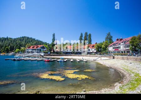 Lake Arrowhead, USA, 16 août 2015 : Lac Arrowhead avec des bateaux amarrés par une chaude journée d'été près de Los Angeles, Californie, USA Banque D'Images