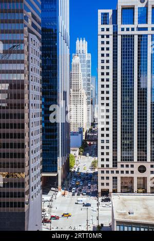 Chicago, États-Unis, 13 août 2015 : une vue vers l'est sur la rivière Chicago et W Randolph St par une chaude journée d'été Banque D'Images