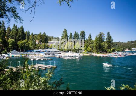 Lake Arrowhead, USA, 16 août 2015 : Lac Arrowhead avec des bateaux amarrés par une chaude journée d'été près de Los Angeles, Californie, USA Banque D'Images