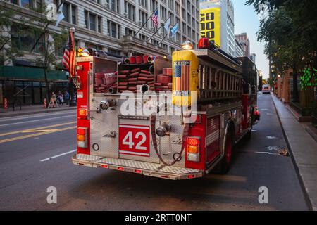 Chicago, États-Unis, 13 août 2015 : le camion de pompiers du Chicago Metropolitan répond à un appel d'urgence dans les rues du centre-ville de Chicago Banque D'Images