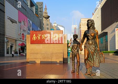 Shanghai, Chine - 1 juin 2018 : sculpture de shopper dans la rue piétonne de Nanjing Road, Shanghai, Chine Banque D'Images