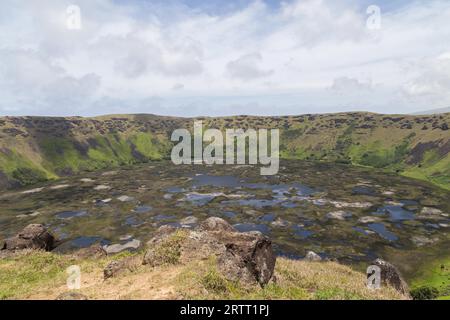 Photographie du cratère du volcan Rano Kau sur Rapa Nui, île de Pâques, Chili Banque D'Images