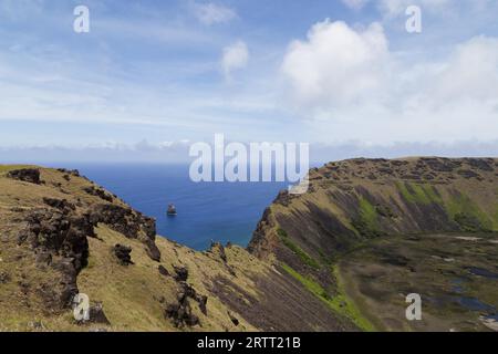 Photographie du cratère du volcan Rano Kau sur Rapa Nui, île de Pâques, Chili Banque D'Images