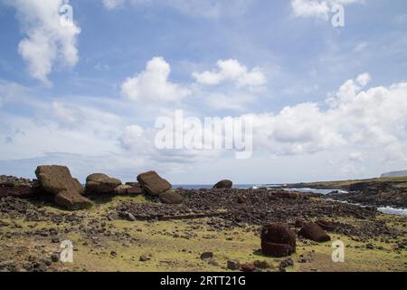 Photographie du renversement de moais sur le site d'Akahanga sur l'île de Pâques au Chili Banque D'Images