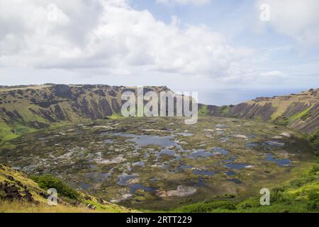 Photographie du cratère du volcan Rano Kau sur Rapa Nui, île de Pâques, Chili Banque D'Images