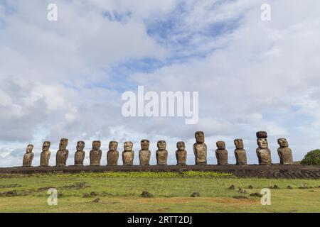 Les 15 moais à AHU Tongariki sur l'île de Pâques au Chili Banque D'Images