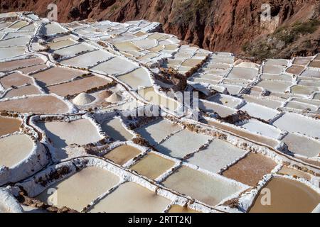 Maras, Pérou, 11 octobre 2015 : étangs d'évaporation de sel dans les mines de sel de Maras Banque D'Images