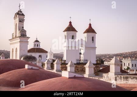 Vue sur le toit du monastère San Felipe Neri depuis l'église la Merced à sucre, Bolivie. La capitale bolivienne est célèbre pour son architecture coloniale Banque D'Images