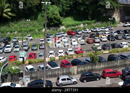 Salvador, Bahia, Brésil - 07 septembre 2023 : plusieurs voitures de différentes marques et modèles garées dans un parking public dans la ville de Salvador, Bahi Banque D'Images