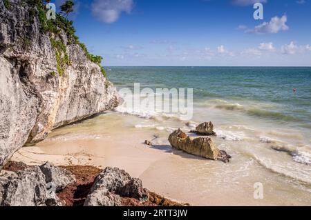 Plage de Tulum, Mexique : les Caraïbes du Yucatan sont célèbres pour leurs belles plages. Les plages près de Tulum dans le Yucatan disposent de sable vierge et Banque D'Images