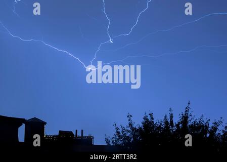 Orage, foudre au-dessus de la zone résidentielle, Magdebourg, Saxe-Anhalt, Allemagne Banque D'Images