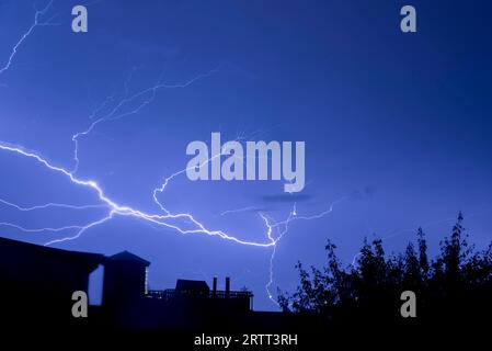 Orage, foudre au-dessus de la zone résidentielle, Magdebourg, Saxe-Anhalt, Allemagne Banque D'Images