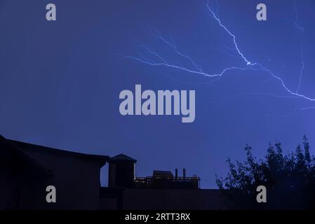 Orage, foudre au-dessus de la zone résidentielle, Magdebourg, Saxe-Anhalt, Allemagne Banque D'Images