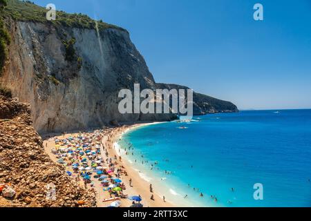 Vue panoramique depuis le haut de la plage de Porto Katsiki sur l'île de Lefkada en été, Grèce Banque D'Images