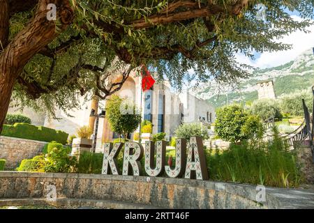 Lettrage Kruja sur le château de Kruje et sa forteresse avec des murs. Albanie Banque D'Images