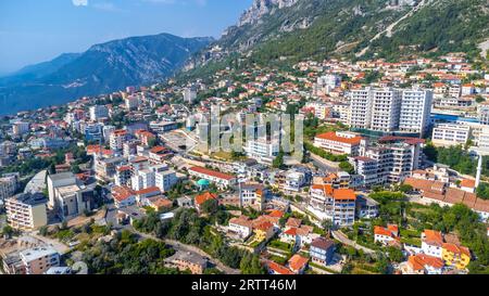 Vue panoramique aérienne drone de la ville depuis le château de Kruje et sa forteresse. Albanie Banque D'Images