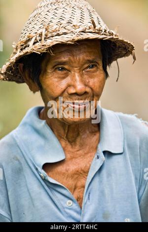 Vieil homme avec chapeau de paille, Bali, Indonésie Banque D'Images