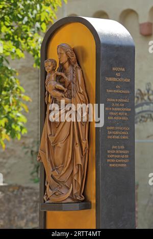 Figure de Madone avec bébé Jésus par le sculpteur médiéval Tilman Riemenschneider à la fontaine Riemenschneider, Riemenschneider, fontaine Banque D'Images