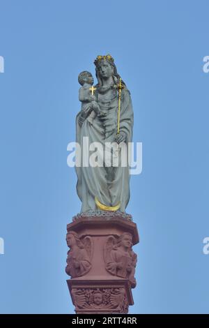 Figure de Madone avec bébé Jésus et croix d'or, Marienbrunnen, découpé, Bad Mergentheim, Franconie, Baden-Wuerttemberg, Allemagne Banque D'Images