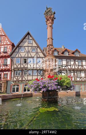 Fontaine de marché avec décoration florale et maisons à colombages, place du marché, bassin d'eau, figures, Miltenberg, main, Basse-Franconie, Franconie Banque D'Images