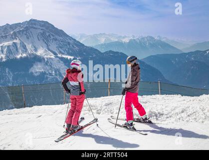 2 skieurs sur la piste panoramique, domaine skiable de Grubigstein, Lermoos, Tyrol Banque D'Images