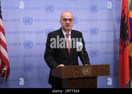 NY, États-Unis. 14 septembre 2023. Nations Unies, New York, Etats-Unis, 14 septembre 2023 - Igli Hasani, Ministre de l'Europe et des Affaires étrangères de la République d'Albanie, informe la presse en prévision du débat de la soixante-dix-huitième session de l'Assemblée générale des Nations Unies aujourd'hui au Siège des Nations Unies à New York. Photo : Luiz Rampelotto/EuropaNewswire (image de crédit : © Luiz Rampelotto/ZUMA Press Wire) USAGE ÉDITORIAL SEULEMENT! Non destiné à UN USAGE commercial ! Banque D'Images