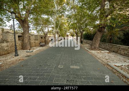 Porte de la ville, mur de la ville jusqu'à 12 mètres d'épaisseur avec des portes entourant toute la vieille ville, ville de Rhodes, Grèce Banque D'Images