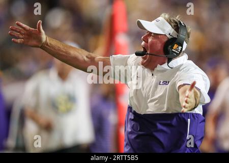 Baton Rouge, LOUISIANE, États-Unis. 09 septembre 2023. L'entraîneur-chef de la LSU Brian Kelly tente d'attirer l'attention des officiels lors d'un match de football entre les Grambling State Tigers et les Tigers de la LSU au Tiger Stadium à Baton Rouge, EN LOUISIANE. Jonathan Mailhes/CSM/Alamy Live News Banque D'Images