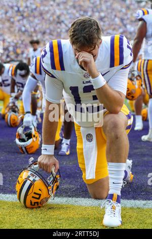 Baton Rouge, LOUISIANE, États-Unis. 09 septembre 2023. Garrett Nussmeier (13), quarterback de la LSU, s'agenouille pour une prière avant le match de football de la NCAA entre les Grambling State Tigers et les Tigers de la LSU au Tiger Stadium de Baton Rouge, EN LOUISIANE. Jonathan Mailhes/CSM/Alamy Live News Banque D'Images