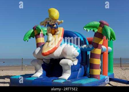 Château gonflable gonflable avec personnage de bande dessinée surfer sur la plage, aire de jeux pour enfants, Blankenberge, côte belge, Flandre Occidentale, Belgique Banque D'Images