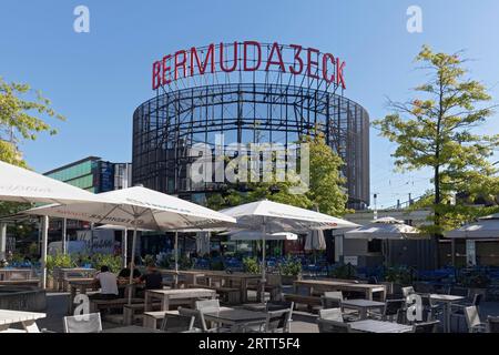 Bermuda3Eck, lettrage sur le pont patineur du parking à plusieurs étages, quartier de la vie nocturne dans le centre-ville de Bochum, Bochum, Rhénanie du Nord-Westphalie Banque D'Images