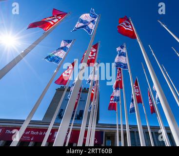 Mâts avec drapeaux IFA, Hammarskjoeldplatz, Messehallen am Funkturm, Berlin, Allemagne Banque D'Images