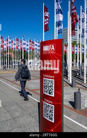 Mâts avec drapeaux IFA, Hammarskjoeldplatz, Messehallen am Funkturm, Berlin, Allemagne Banque D'Images