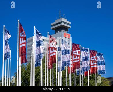 Mâts avec drapeaux IFA, Hammarskjoeldplatz, Messehallen am Funkturm, Berlin, Allemagne Banque D'Images