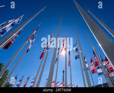 Mâts avec drapeaux IFA, Hammarskjoeldplatz, Messehallen am Funkturm, Berlin, Allemagne Banque D'Images