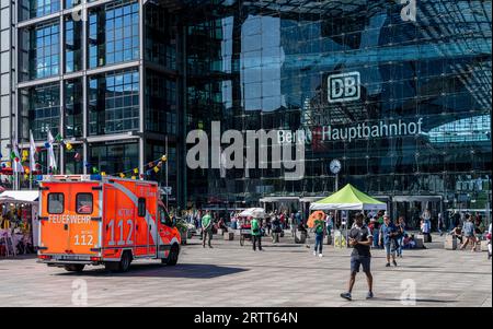 Ambulance d'urgence des pompiers de Berlin devant la gare principale, Berlin, Allemagne Banque D'Images