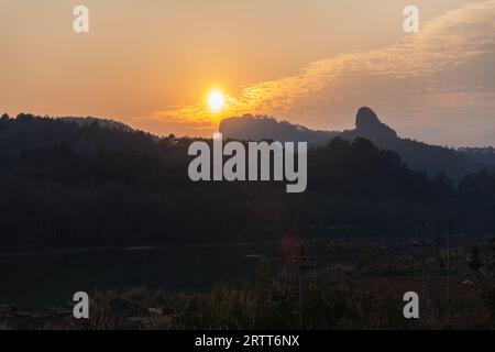 Formations rocheuses bordant la rivière à neuf courbes ou Jiuxi à Wuyishan ou région pittoresque du mont wuyi à Wuyi en Chine dans la province de fujian pendant le coucher du soleil Banque D'Images