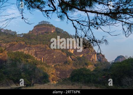 Gros plan sur les formations rocheuses bordant la rivière Nine Bend ou Jiuxi à Wuyishan ou le Mont wuyi région pittoresque à Wuyi Chine dans la province de fujian, coucher de soleil ciel avec Banque D'Images