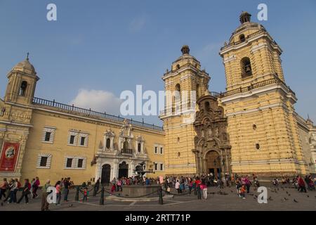 Lima, Pérou, 05 septembre 2015 : personnes devant le monastère de San Francisco Banque D'Images