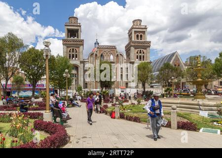 Huaraz, Pérou, 20 septembre 2015 : la place principale avec la cathédrale dans le centre-ville Banque D'Images