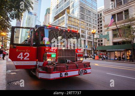 Chicago, États-Unis, 13 août 2015 : le camion de pompiers du Chicago Metropolitan répond à un appel d'urgence dans les rues du centre-ville de Chicago Banque D'Images