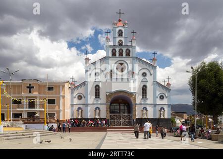 Huaraz, Pérou, 20 septembre 2015 : vue extérieure d'une église Soledad avec des gens devant Banque D'Images