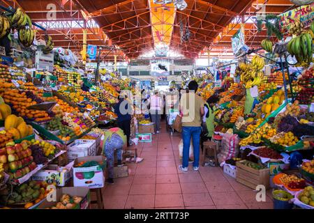 Arequipa, Pérou, 20 octobre 2015 : les gens à l'intérieur de l'immense bâtiment du marché de San Camillo Banque D'Images