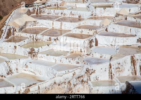 Maras, Pérou, 11 octobre 2015 : étangs d'évaporation de sel dans les mines de sel de Maras Banque D'Images