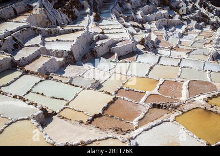 Maras, Pérou, 11 octobre 2015 : étangs d'évaporation de sel dans les mines de sel de Maras Banque D'Images