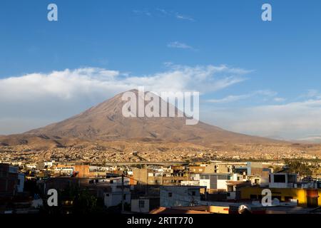 Arequipa, Pérou, 20 octobre 2015 : vue du volcan Misti depuis le point de vue Yanahuara Banque D'Images