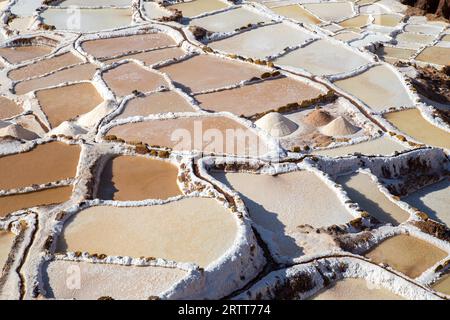 Maras, Pérou, 11 octobre 2015 : étangs d'évaporation de sel dans les mines de sel de Maras Banque D'Images