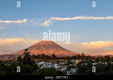 Arequipa, Pérou, 20 octobre 2015 : vue du volcan Misti depuis le point de vue Yanahuara Banque D'Images